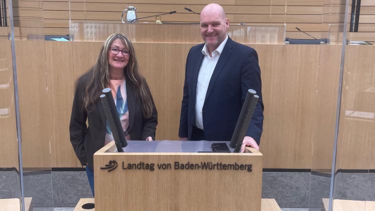 Im Plenarsaal des Landtags mit der neuen Mitarbeiterin von Stephen Brauer im Wahlkreisbüro in, Frau Sonja Vates