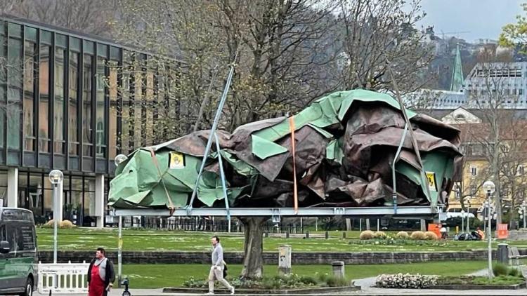 Ein Trümmerhaufen des Dachs der Staatsoper in Stuttgart