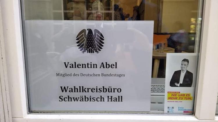 Schaufenster des Büros