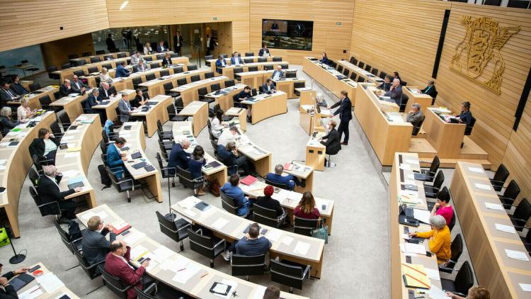 Der Plenarsaal des Landtags beherbergt derzeit 154 Abgeordnete. Platz ist für maximal 160 Mandatsträger, dabei könnten künftig aufgrund des neuen Wahlrechts deutlich mehr Politiker einen Sitz im Parlament erhalten. © Foto: Tom Weller/dpa